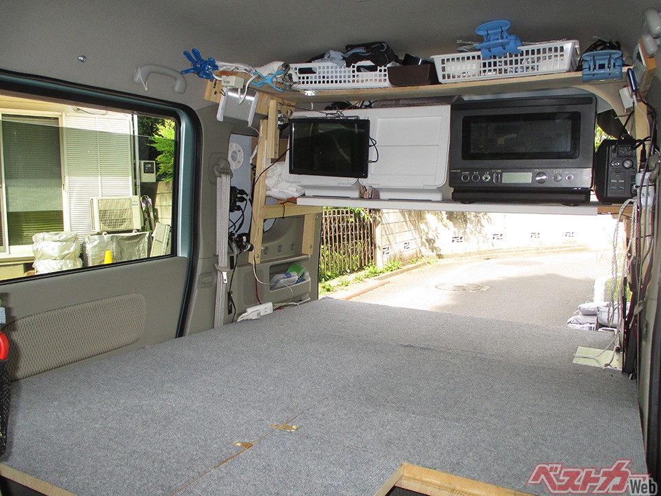 リアを開けると解放感がある。バックドアカーテンやリアドアテントなどを使えばさらに使い勝手が向上しそう