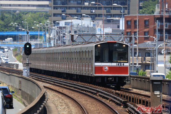 地上区間を走行する御堂筋線10A系電車。撮影地は桃山台駅なので、相互乗り入れの北大阪急行路線となる。50年近く大阪人の移動を支えた存在だ