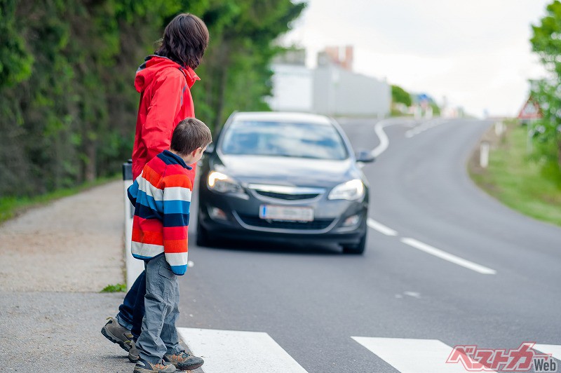 横断歩道を渡ったあと「おじぎ」は必要? 感謝より先に反対車線に気をつけて!!