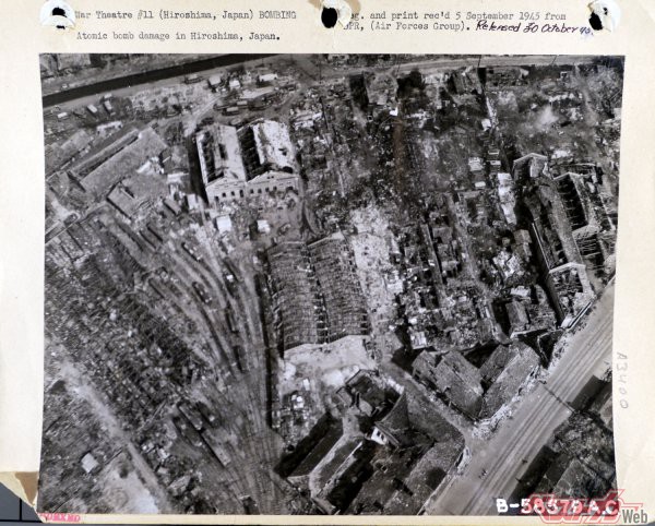 原爆投下から1か月後、1945年9月5日に米軍によって撮影されたとされる広島市内、中区千田町の広島電鉄本社上空からの写真【アメリカ国立公文書記録管理局所蔵】