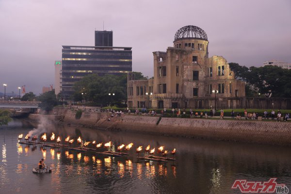 8月5日の夜には原爆犠牲者を鎮魂するため、かがり火が元安川に灯された