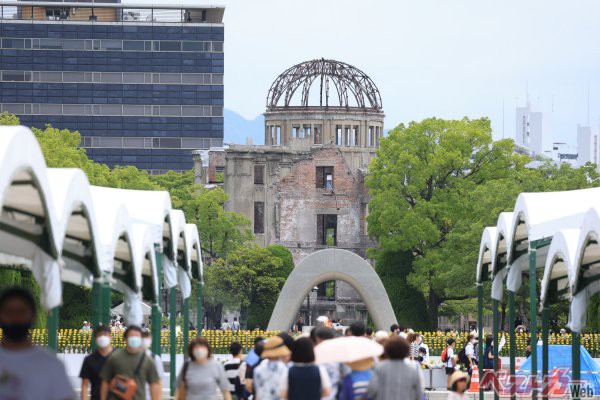 8月6日、今年も平和記念公園内の原爆死没者慰霊碑には多くの方が列をなし、祈りを捧げた