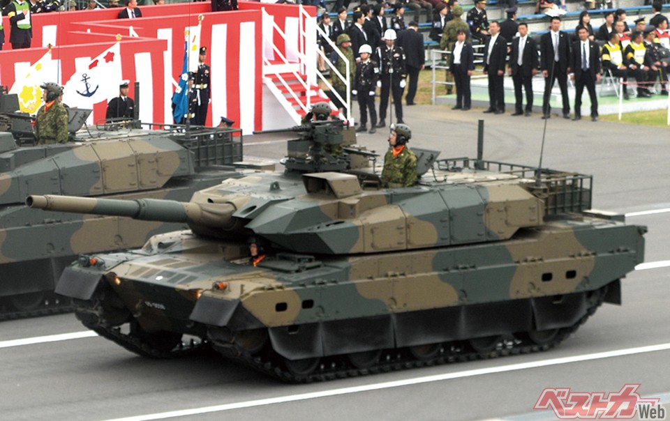10式戦車。61式、74式、90式に続く4代目の国産主力戦車。先代の90式戦車同様に自動装填装置を装備