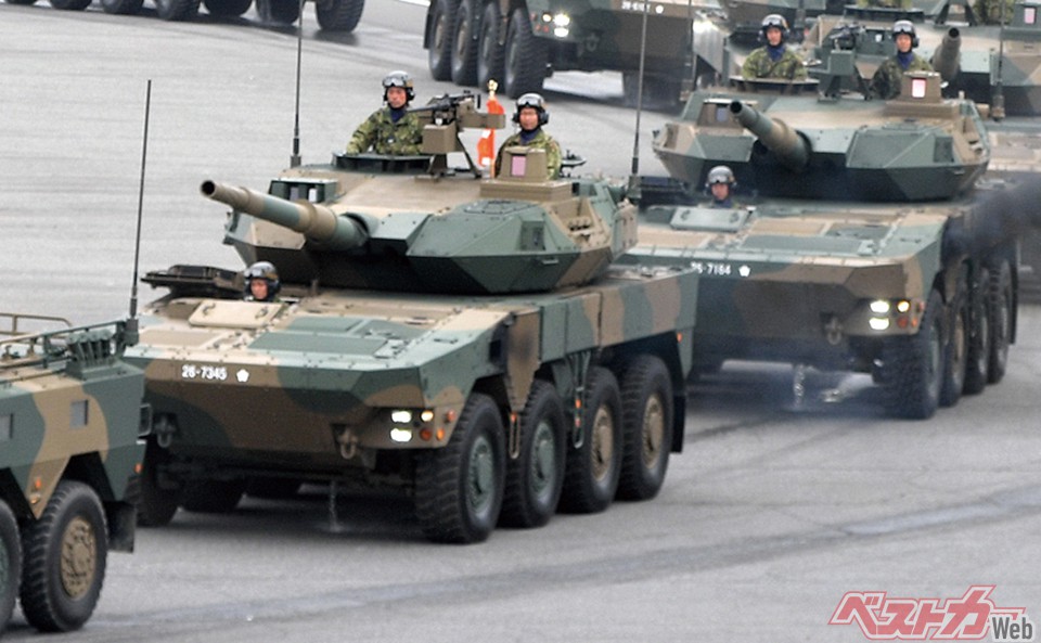 16式機動戦闘車。52口径105mmという大口径の主砲を砲塔に備える姿から装輪戦車とも呼ばれる