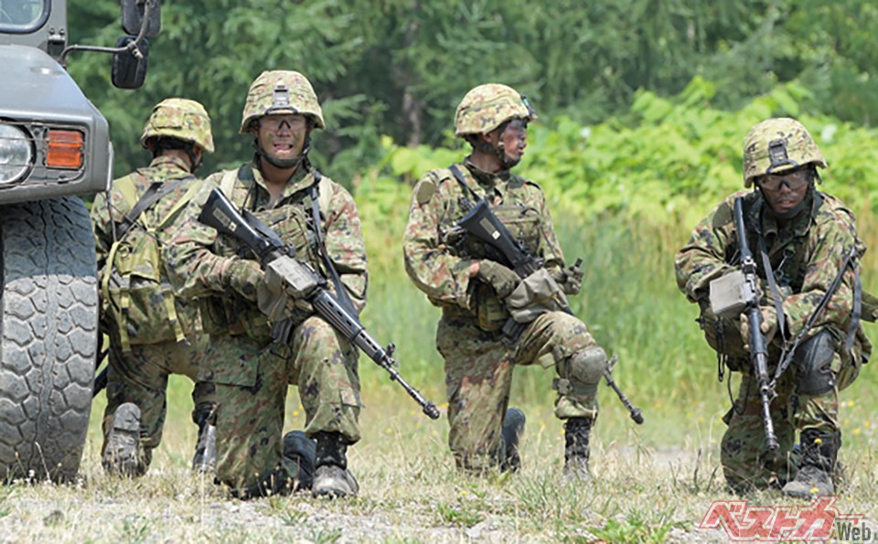 陸海空自衛隊の中で、防衛費の分配比は陸上自衛隊がもっとも高い