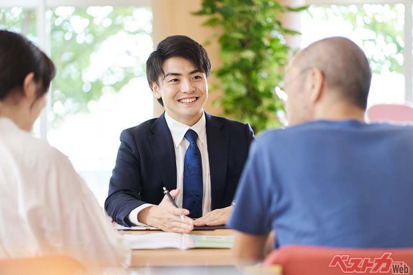 「新人＝ハズレ」はもう古い!?　ベテランにはない“新人営業マン”から車を買うべきある理由