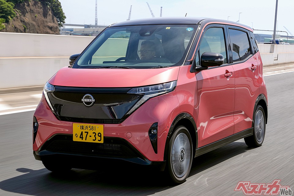 爆発的に速くはないが、スムーズな加速とフラットな乗り心地により高速道路でも快適ドライブできる