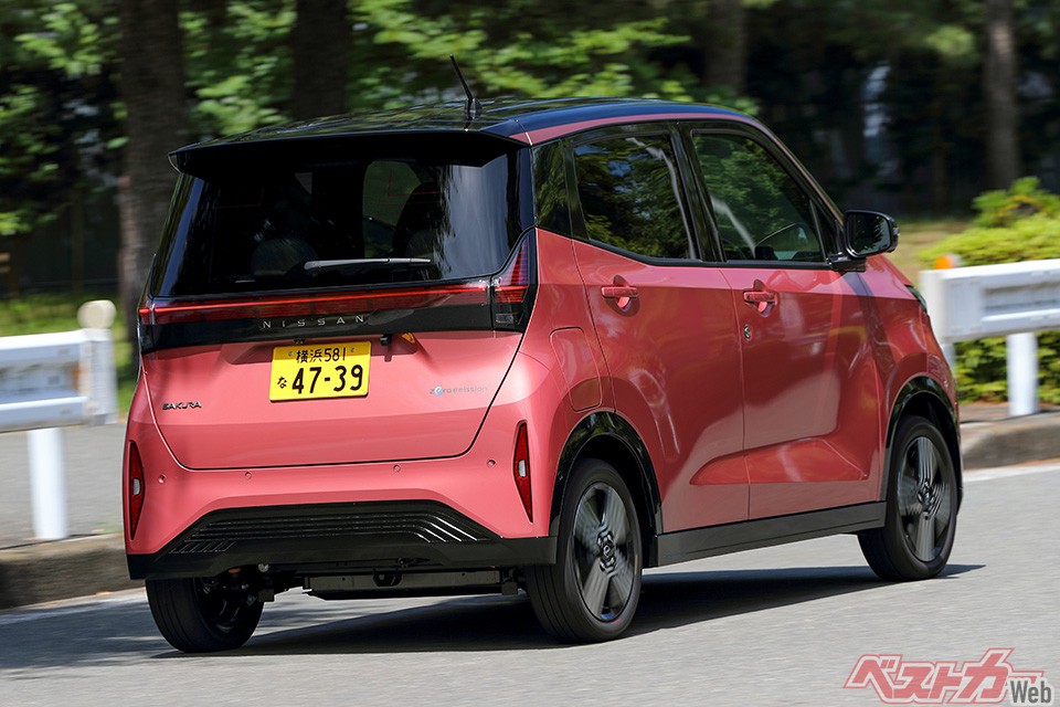 フットワークの軽快感は軽自動車のレベルを超えている。コーナリング中でもけっこうアシが粘る