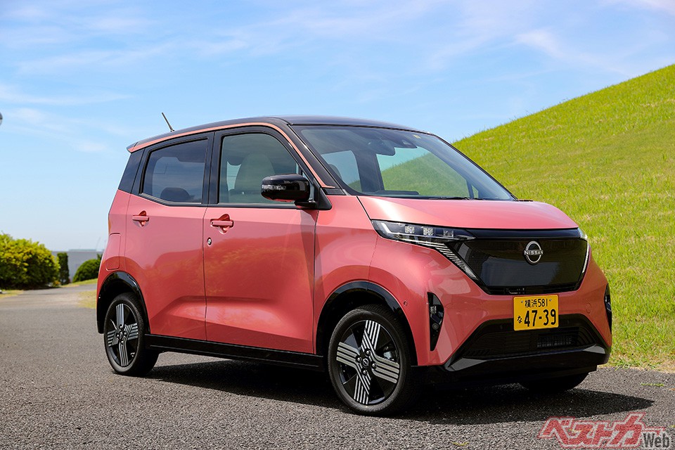 日産 サクラ。軽自動車+EVは日本の街中で本当に使いやすい。発進時のトルクの立ち上がりが鋭くストレスフリー!