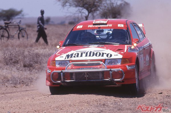 三菱ラリーチームのランサーエボリューションは1998年からフィリップ モリスのタバコ銘柄「マールボロ」カラーリングとなった。写真は1999年のサファリ・ラリー