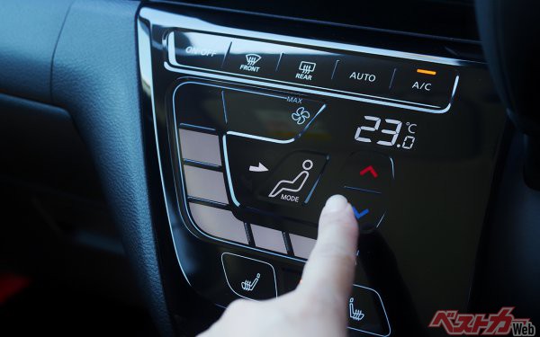 エアコンのスイッチを入れる前に、まずは窓を全開にして車内の熱気を外へ排出する（nakedking＠AdobeStock）