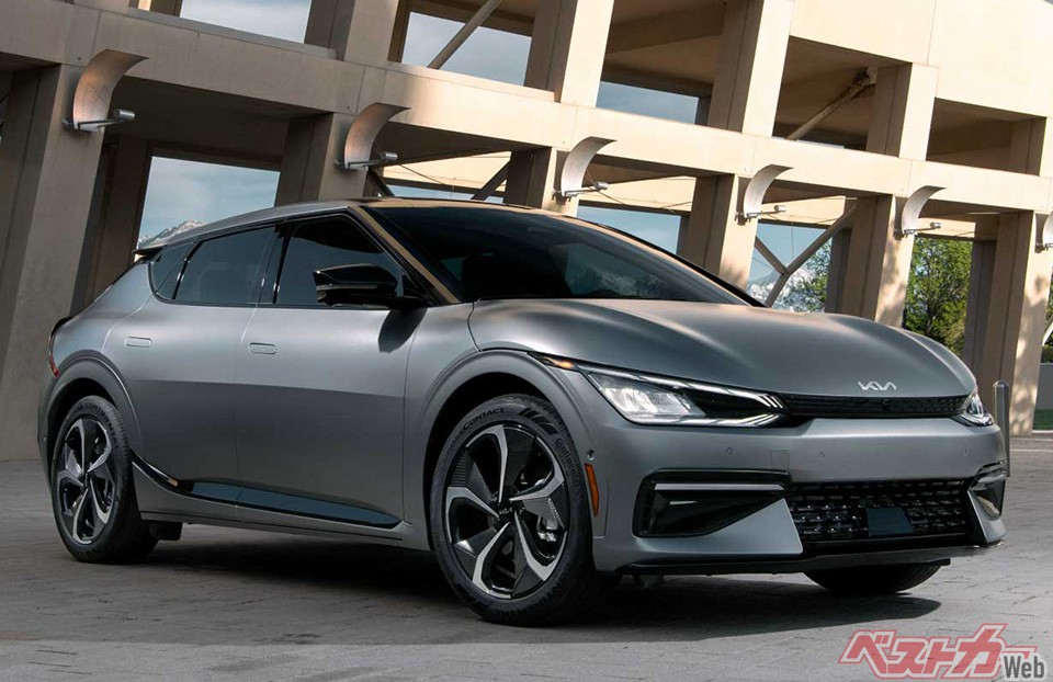 欧州カー・オブ・ザ・イヤー2021-2022にて韓国ブランド史上初のイヤーカーとなったキアEV6。IONIQ5とは兄弟車