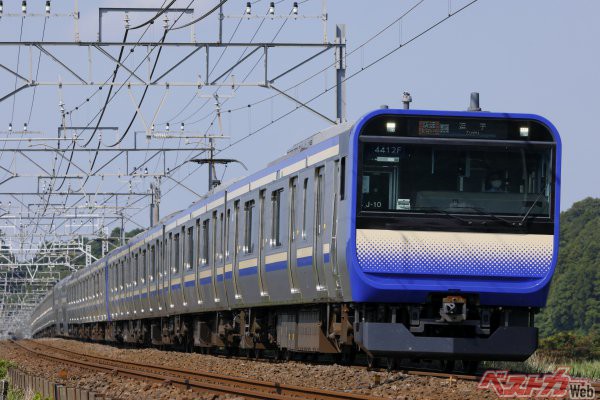 青とクリーム色のラインが特徴の横須賀・総武快速線のE235系1000番台