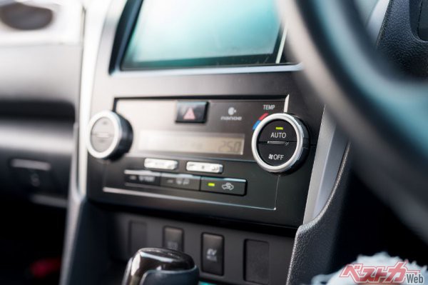車内エアコンを効率的に使うためには、始動時は外気導入→窓全開→（冷えてきたら）窓を閉めて内気循環、という操作手順がよい