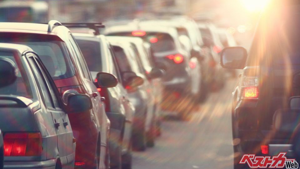 渋滞でエアコンが効かない そんな時の奥の手 空ぶかし で冷気が戻るってホント 自動車情報誌 ベストカー