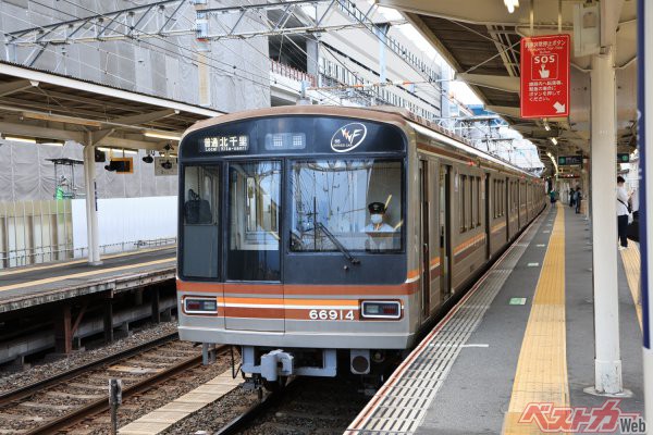 大阪メトロ堺筋線で活躍する66系電車。天神橋筋六丁目で阪急の乗務員に交代、阪急電鉄の運行となり、淡路駅から地上を走行する。北千里駅や高槻市駅まで大阪メトロの車両が走行することになる