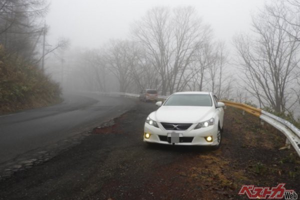 濃霧の走行では、視界不良と路面が滑りやすいので、死亡事故の割合が高い。無理せず、待機することが最善の対応（PHOTO：写真AC_ ぺんぼう）