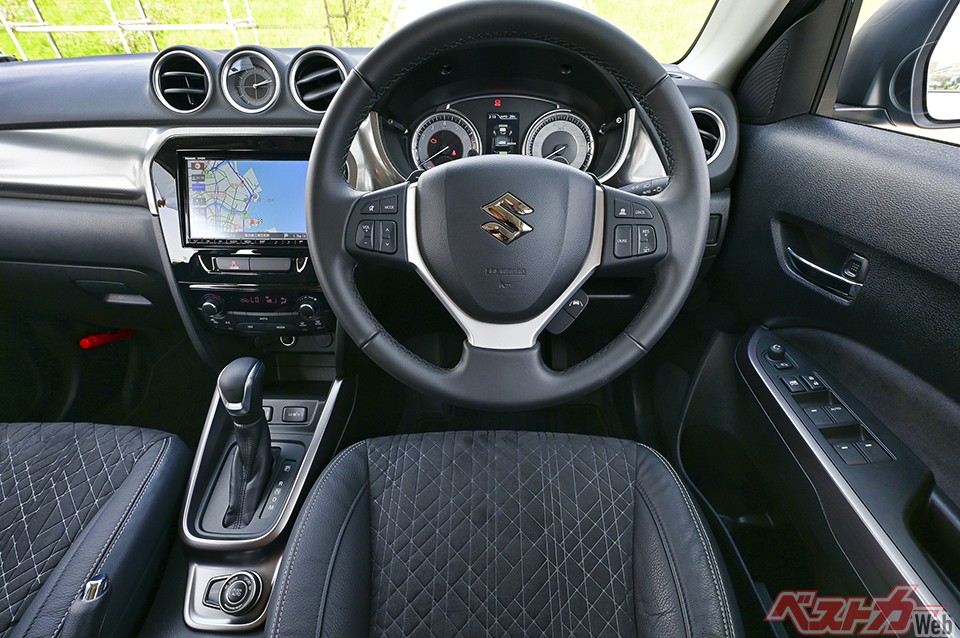 室内はほかのスズキ車と異なった空間が広がっている。なかでもセンターのエアコンダクトに挟まれるように設置されたアナログ時計に目が行く