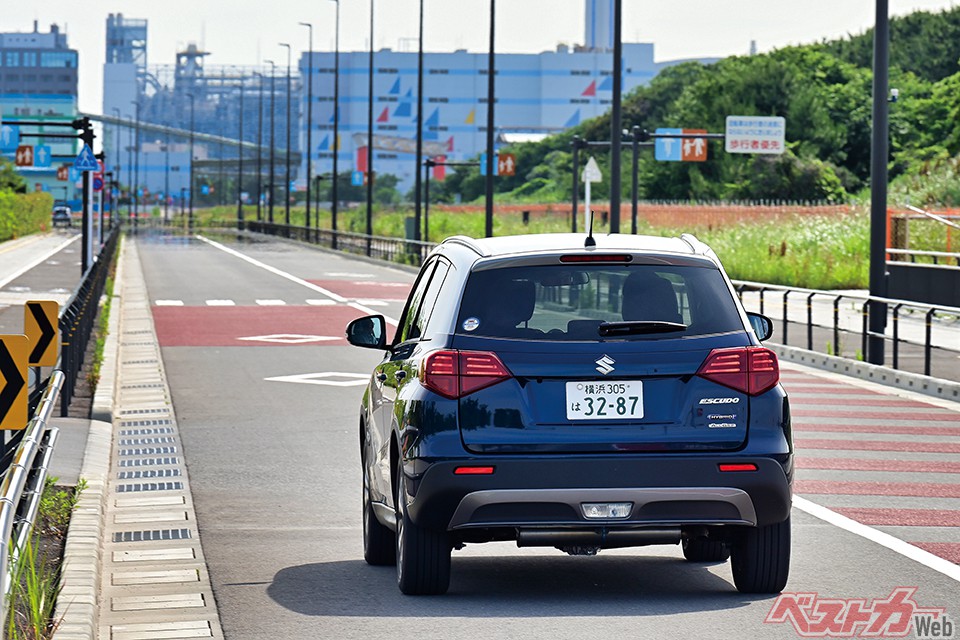エンジンはK15C型1.5L直列4気筒DOHCを搭載。スズキ独自の高効率技術デュアルジェットが投入されており、燃費と高出力を両立している。最高出力は101ps、最大トルクは13.5kgmだ
