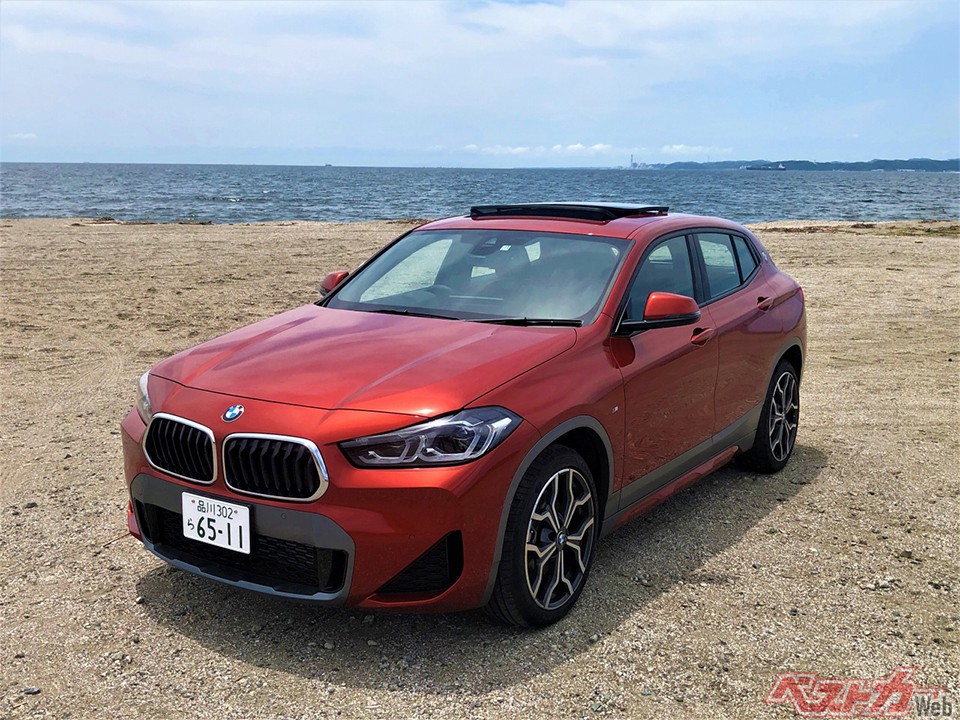 BMWのクーペSUVは、Xのあとに偶数が付く。X2はBMW最小のクーペSUVで、ベースはX1だが、フォルムはぐっとスポーティでカッコいい