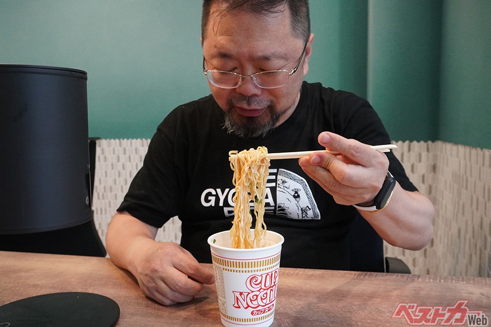 02.自動カップ麺メーカーまかせ亭(5980円)。お湯を沸かして入れる それすら省略したい人たちへ…。 ※商品の画像はギャラリーにて