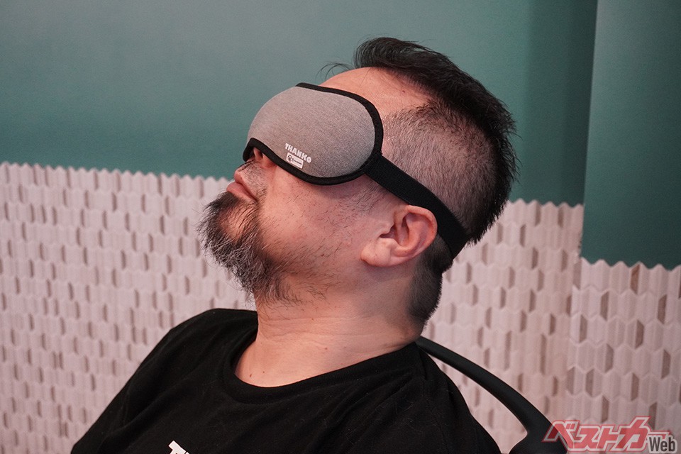 06.光と振動で目が覚めるアイマスクアラーム(7380円)。タイマーはアイマスクとスマホをBluetooth接続して専用アプリで設定する