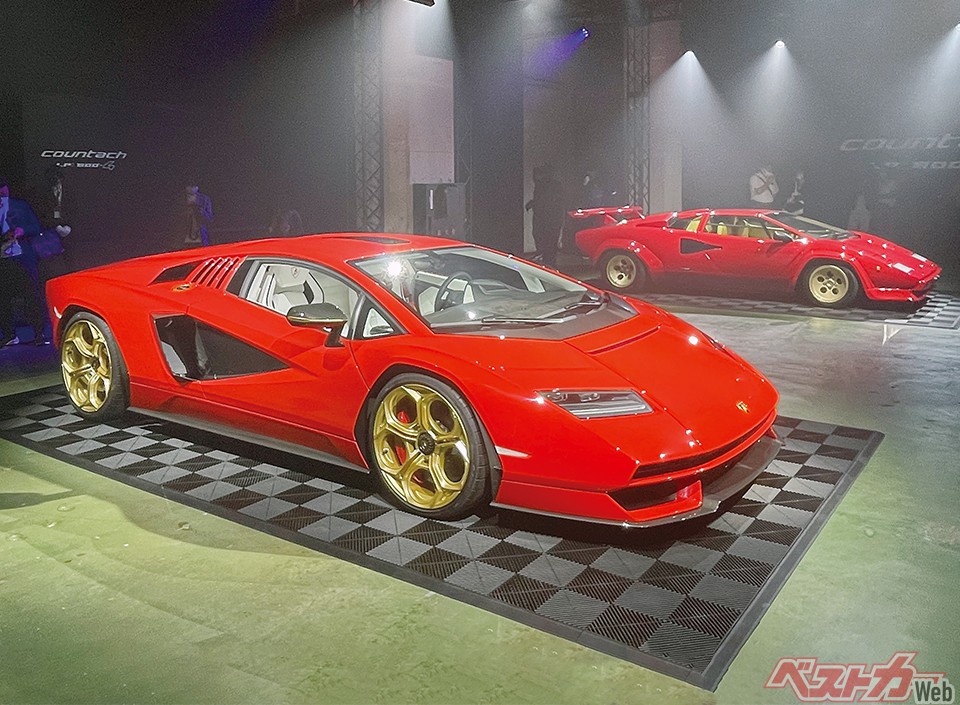 発表会場にはオリジナルカウンタック(5000 Quatro Valvore・写真奥)も展示されていた。搭載する5.2LのV12エンジンはその名のとおり4バルブ化され、455hp/51.0kgmの出力を発生した