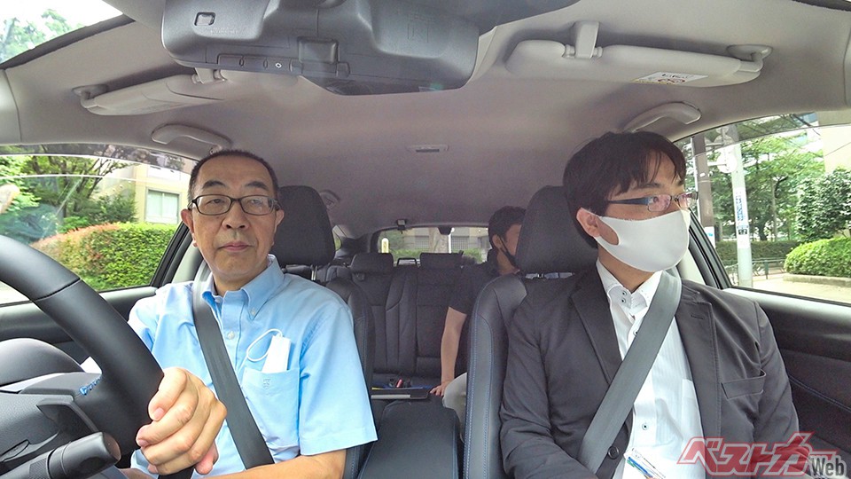 まずは編集部ババからチェック。いつものスマイルはどこへやら、若干表情がカタい