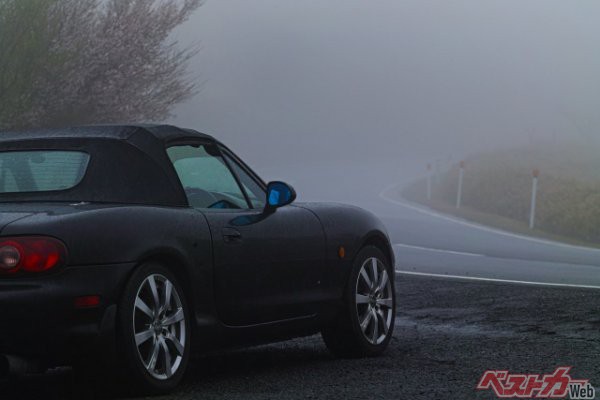 行楽ドライブの天敵「突然の霧」に注意!! いきなり真っ白な時にやってはいけないこと