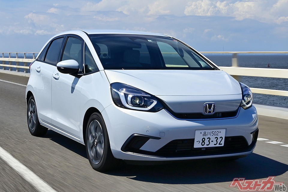 ホンダ フィット(2〜3カ月待ち)値引き目標:21万円 前方視界を拡大したのをはじめ、日常での扱いやすさを追求したフィット。納期は短めなほうだ。価格帯155万7600〜286万6600円