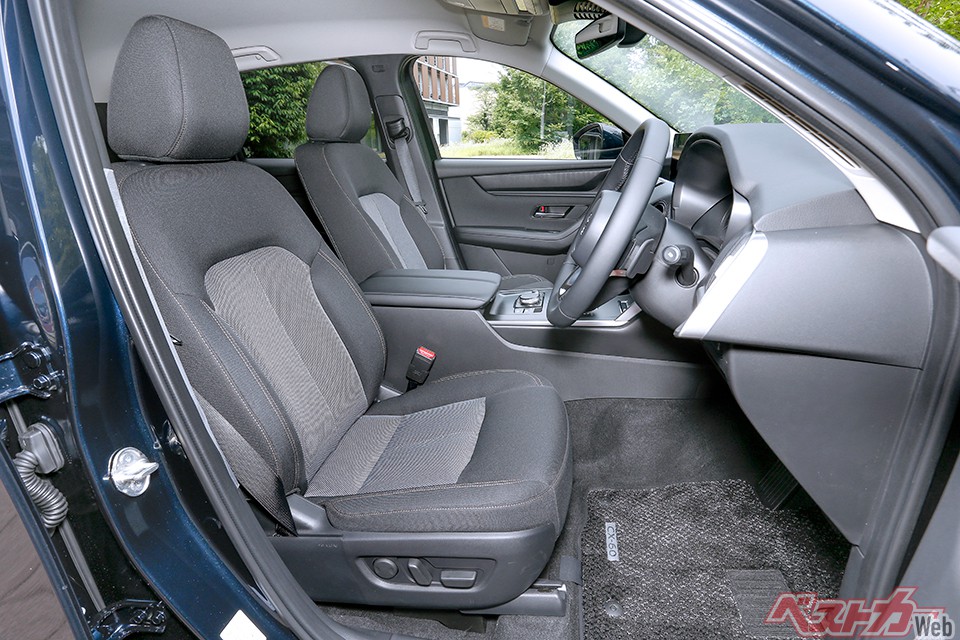 シートは差別化され上級グレードは本革、ベーシックグレードはファブリック