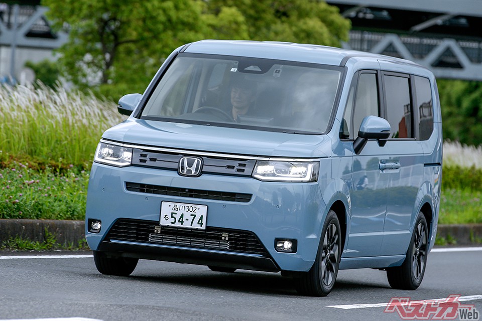 ホンダ ステップワゴン。エアロのスパーダよりも地味だが、シンプルな美しさが評価されているエアー。まさに素うどんだ!