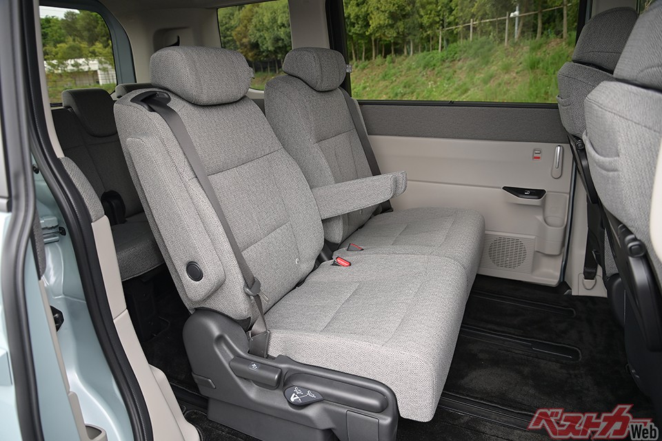 最廉価グレードも上級グレードでも室内の広さ、使い勝手は変わらない