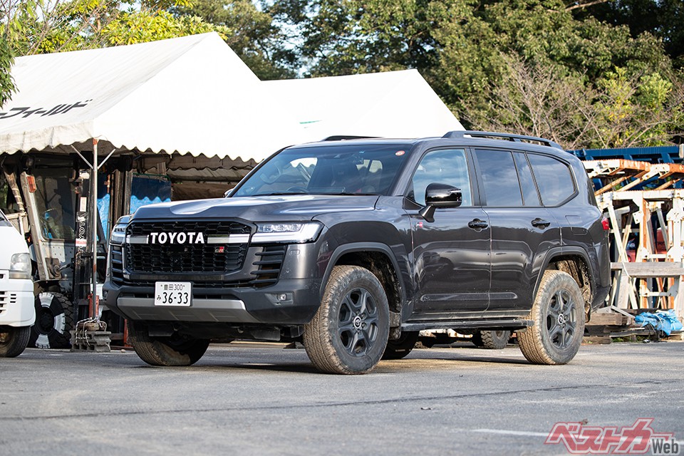 トヨタ ランドクルーザー(写真)は5年待ちとも言われる