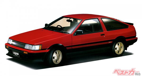 1983年にデビューしたAE86型カローラレビン。ファミリー系モデルは駆動方式をFFに転換したが、スポーツ系のモデルは走りの楽しさを考えてFRを継続