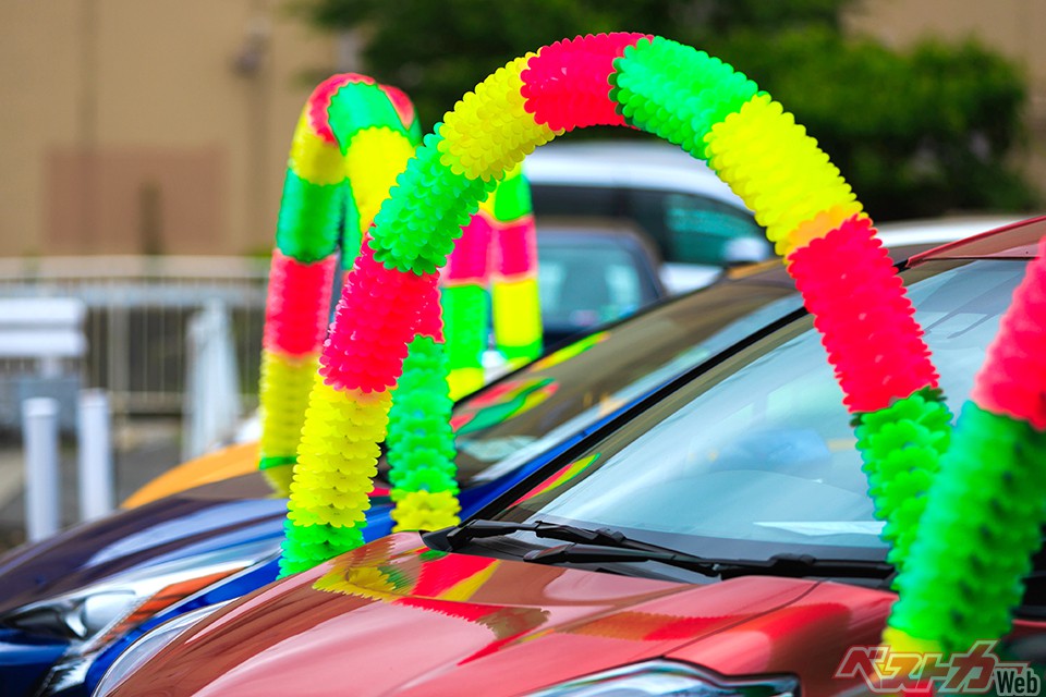 展示車や試乗車は半年など短期間使用したあと中古車として再販される。安く仕入れているのでお得な価格で販売できるというわけだ(beeboys@AdobeStock)