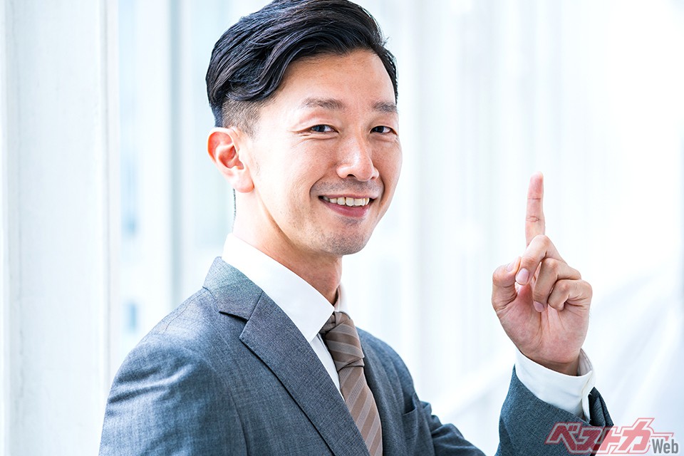 一人の営業マンが台数を売ると付随業務も当然増え、それを周辺の人間が手伝うことになり、業務的に非効率となる。現在は各セースルマンが目標台数を販売することが重視されている(maru54@AdobeStock)