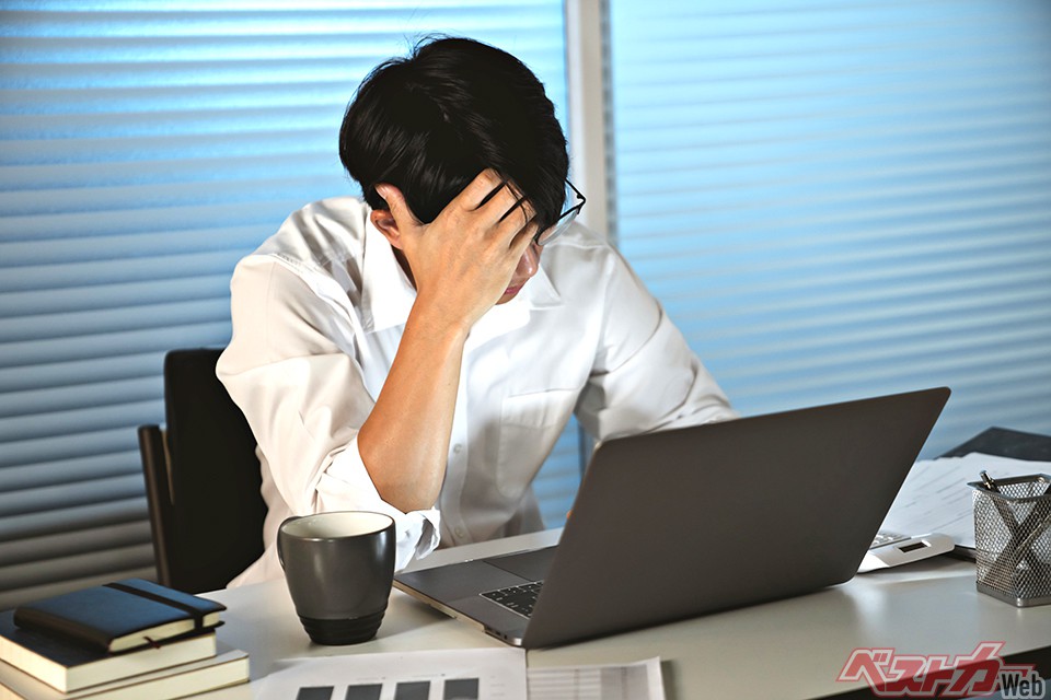 20年ほど前までは、昼間接客した相手や、新車を買いそうなお客の家を夜間に訪問するのが当たり前とされた。一晩に数件まわり、店舗に戻るのは深夜になることも(mojo_cp@AdobeStock)