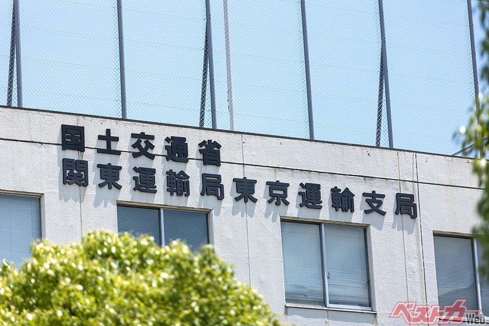 年末年始などは運輸支局が休みになるというのも理由のようだ(Nagahisa_Design@AdobeStock)