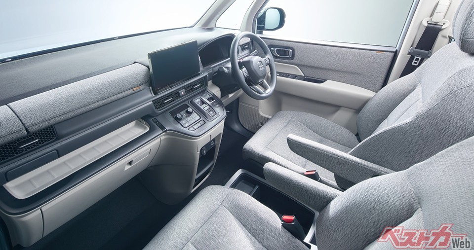 新型ステップワゴン エアーの運転席まわり。ソファのようなメランジ調のシート表皮を採用する