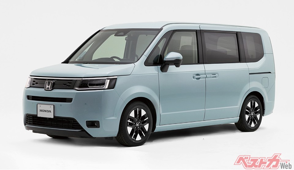 クリーンでシンプルなボックスシェイプを採用したステップワゴン エアー。だがさりげないメッキモールが全体を引き締めている。イメージカラーの「フィヨルドミスト・パール」もいい色!