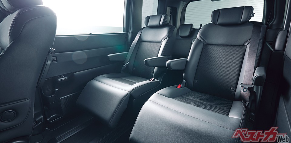 2列目キャプテンシートの内寄せ時ロングスライド量は780mm。運転席側の内寄せスライド量は75mmで、助手席側は75〜115mm