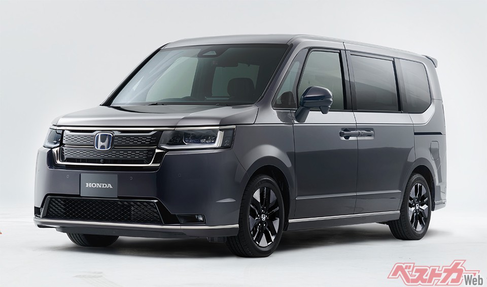 こちらがステップワゴン スパーダ。ダーククローム仕上げのシャープなメッキパーツなどにより「上質でありながら品格あるたたずまい」としているが、カスタム系でありがちな「オラオラ顔」ではない点に好感が持てる