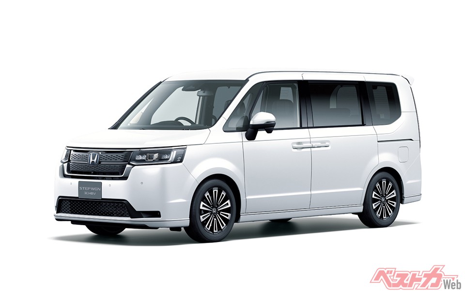 最上級グレードに相当する「e:HEV スパーダ プレミアムライン」はメッキパーツがプラチナクローム仕立てに