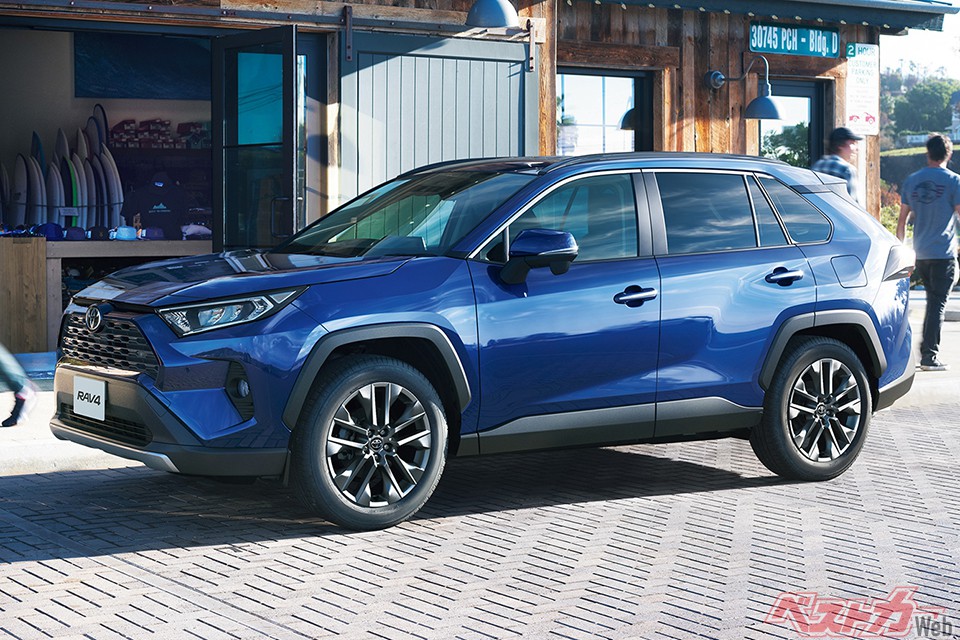 トヨタ RAV4。まぁSUVを買うなら、こういったやつを買うに越したことはないが……→