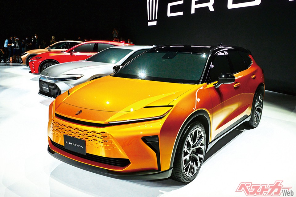 イエローのボディカラーをまとうのは「エステート」と呼ばれるステーションワゴン。ホイールベースは「クロスオーバー」と同じ2850mmで、全長も4930mmで同寸だ