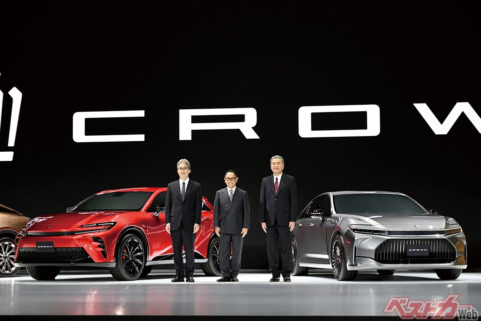 向かって左が16代目クラウンの開発を担当したチーフエンジニア。中央は豊田章男社長、右が中嶋裕樹ミッドサイズビークルカンパニープレジデント