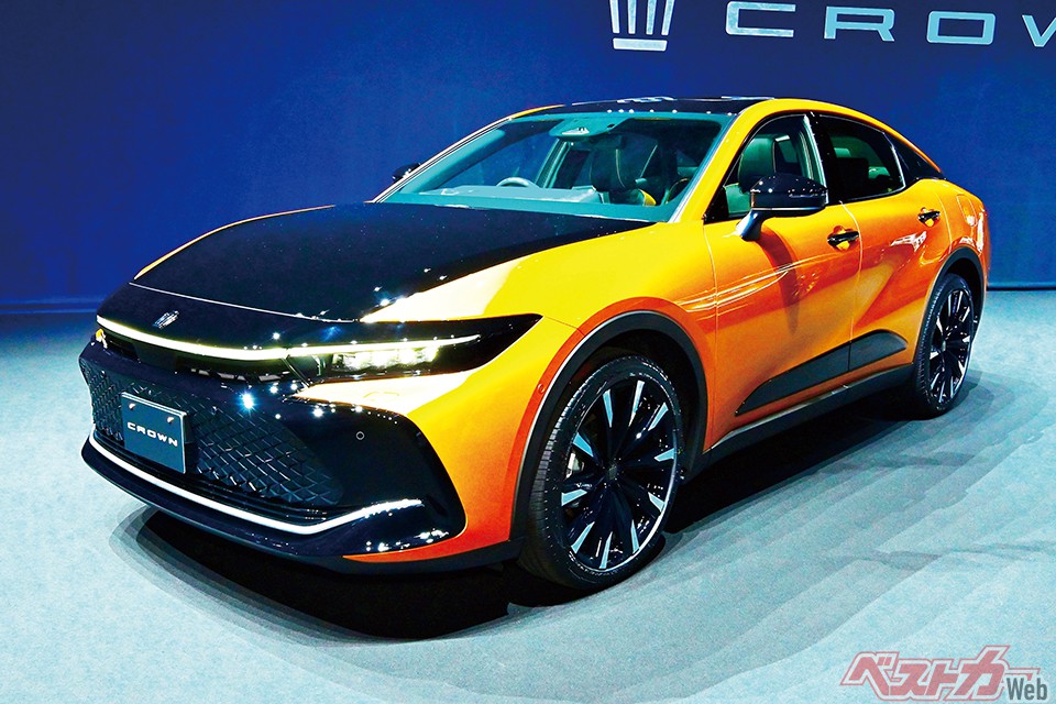 クラウンクロスオーバー。バイカラーを選択すると、エンジンフード、ルーフに加えてトランクリッドからリアエンドが光沢のあるブラックとなる