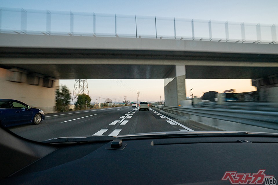 追い越し車線は名前の通り、他車を追い越す時にのみ走行できる車線ということになる(sugiwork@Adobestock)