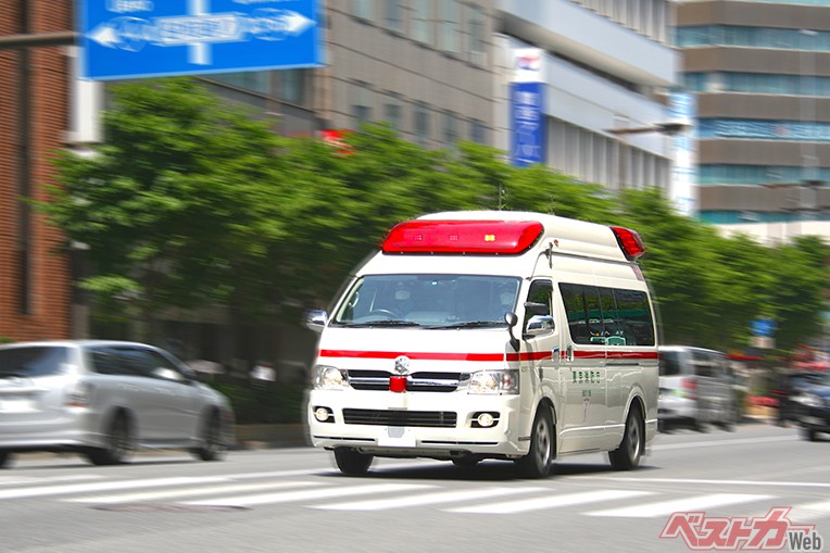 交差点を避け、道路の左側に寄り、一時停止するのが原則だが、一時停止できない場合は臨機応変に(jaraku@Adobestock※画像はイメージです)